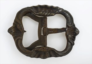 Buckle with rounded corners and curling motifs on all sides, double braces and sting, buckle fastener component ground find