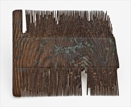 Legs unadorned comb with teeth on both sides, comb soil found leg, sawn Rectangular legs comb with fine teeth on both sides