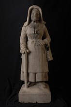 Simon Miedema, Image of old woman 'Kaatje', with walking stick, apron and book, façade sculpture sculpture footage building