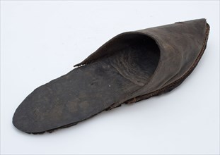 Leather muzzle, shoe footwear clothing soil find leather, w 7.5 tanned cut Leather muzzle Half-round nosepiece. Leather sole