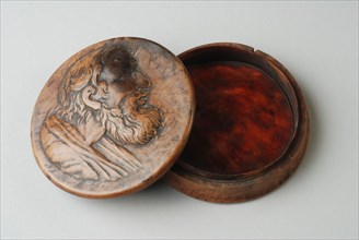 Wooden snuff box with bust of man with beard, snuffbox holder turtle wood, d 3,0 wood carving Tortoise-covered wooden snuffbox