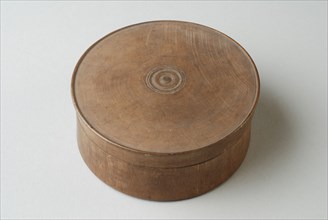 Wooden box, turned wood with inside Rauws 1807, box holder wood, sawn turned Wooden box. Disc-shaped twisted wood. Decorated