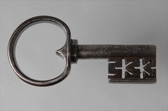 Iron key, key iron value iron, Key with heart-shaped eye (handle) hollow key handle cross-shaped battens, horizontal vertical