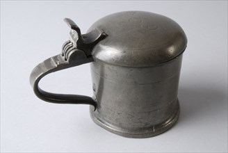 Cup with wide ear and hinging lid, crucible cup drinking utensils tableware holder tin, cast Cylindrical cup with stand ring