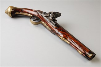 Flint gun with copper fittings, marked with three crowns above each other and ROTTERDAM, flint pistol gun firearm weapon wood