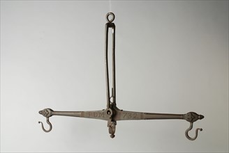 P.d.M., Black iron equator with ornamentation and on the arms PDM 1732, equator balance scale weighing instrument measuring