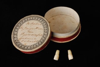 Cardplate pillbox with handwritten inscription 30 September The Jonge Heer van Rijckevorsel use known, red side and contents