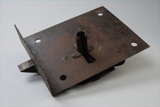 Iron sheet fender lock with rectangular lock plate, one lap and curl, door lock padlock lock closing device iron, handforged