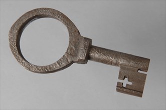 Iron key with round eye, massive key handle and cruciform beards in beard, from mill in Delfshaven, key iron iron, hand forged