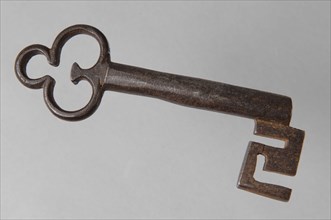 Iron key with cloverleaf-shaped eye, hollow key handle and cruciform beards in beard, key iron iron, hand forged Key