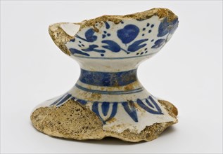 Foot of faience mustard pot, decorated with flower decoration on white background, mustard pot pot crockery holder fragment