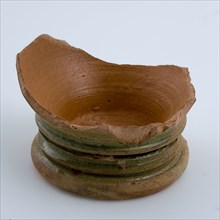 Bottom of earthenware beaker from Cologne, Green glazed, cup crockery holder soil find ceramic earthenware glaze lead glaze