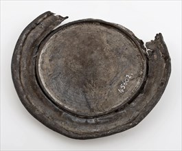 Johannes van Rees, Tin lid with Rotterdam master brand, lid closure part ground find metal tin, cast Tin cover Folded edge