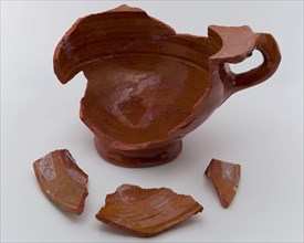 Room pot of red earthenware, narrow foot, outstanding top edge, pot holder sanitary earthenware ceramic earthenware glaze lead