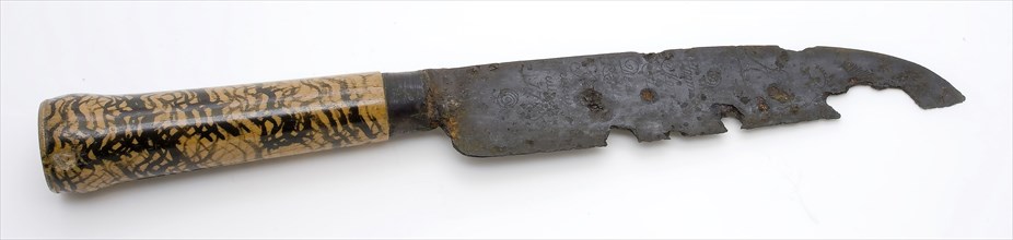 Dated knife with engraved blade and flamed legs, knife cutlery cutlery soil find metal iron copper bone, G 1785 archeology food