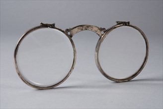 Glasses from Johan van Oldenbarnevelt, spectacle eyepiece equipment glass silver? metal, profane relic Oldenbarnevelt city