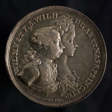 J.G. Holtzhey, Medal on the birth of the Prince Princess of Orange, birth medal penning visual material silver, busts of Willem