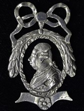 Question mark Stadholder William V, bearmark identification carrier silver, cut out, bust of Willem V left surrounded by laurel