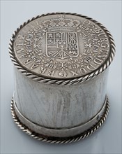 Coin box for Patagons, coin box holder silver, Cylindrical tin with lid: smooth silver Bottom