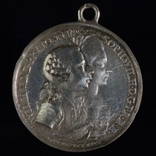 J.G. Holtzhey, Medal on the reception of the Stadholder couple in Amsterdam in 1768, penning footage silver, to the right