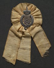 sign on the half-centenary of Dutch independence, wear sign identification carrier silver textile, question mark