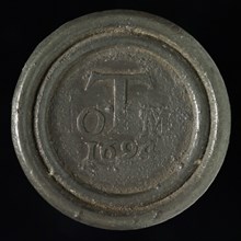 Round lead peat medal Heiligegeesthuis or Oudemannenhuis, peat medal penny exchange medium lead metal, representation of the