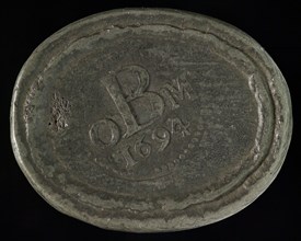 Oval loin bread token Heiligegeesthuis or Oudemannenhuis, bread penny penny swap lead metal, representation of the Holy Spirit