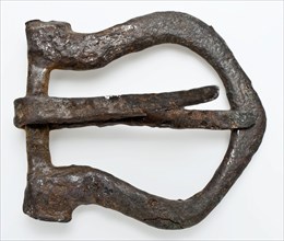 D-shaped buckle with split angel around style, buckle fastener part soil find iron metal, forged bracket with slightly curved