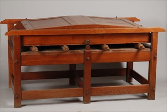 Oak firing table, wood firewood oak wood elmwood boxwood brass brass metal, Oak firewood table box on frame with sturdy square