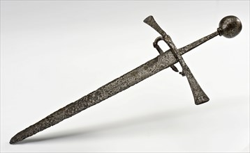 Rapier with linear ornaments, rapier sword vest weapon soil find iron metal total, forged Two-edged blade faintly curved pusher