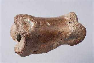 Koot out of leg of bovine, used for throwing game: koten, koot game piece relaxant soil find lead leg metal, cast Bone leg