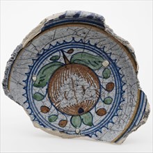Majolica dish with on white fond blue circle in which orange-apple, dish crockery holder soil find ceramic earthenware glaze