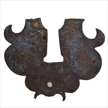 Fragment iron lock plate, lock closing device fitting soil find iron metal, cut Lower half of lock plate Irregularly cut