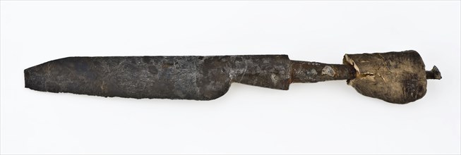 Knife with forged lifting guard between blade and narrowed stinger, knife cutlery soil find iron wood metal, forged riveted