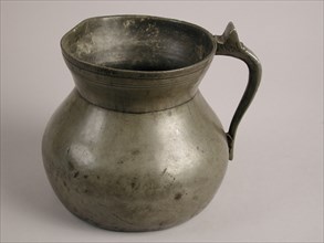 Tin pisspot, pot holder sanitary tin, cast Flat bottom convex slightly sagged belly constricted on the shoulder then trumpet