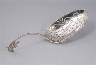 Silversmith: Douwe Eysma, Silver scatter spoon with oval, openwork container, scoop spoon spoon kitchenware silver, sawn