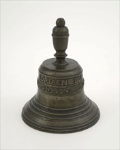 Adriaen Dop, Handbell with ADRIAEN DOP FECIT 1692, handbell sound bronze, handle h 6.5 molded Bell shape and baluster-shaped
