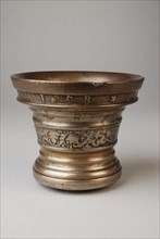 Pieter Ostens, Bronze mortar, auger equipment bronze, ca 2 kg cast Round base along which rings swivel wide decorative edge