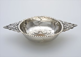 Silversmith: Hendrik van Beest, Silver brandy bowl, brandy bowl bowl holder silver, hammered cast cast engraved Stand ring