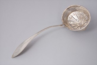 Silversmith: Johannes Frijthoff, Silver scatter spoon, scoop spoon spoon kitchenware silver, sawn engraved Two identical silver