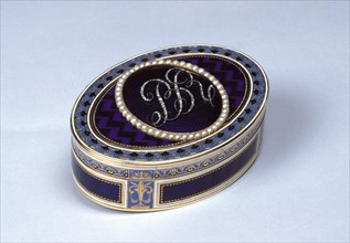 engraver: Christoffel Hagen, Golden snuff box with brilliants and pearls by Pieter Havelaar, snuffbox holder metal gold pearl