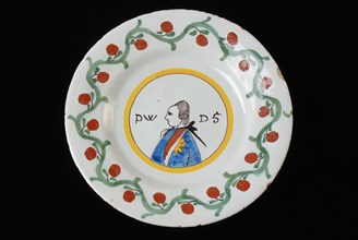 Plate with multi-colored border decoration, portrait Prins Willem V and inscription PW D5, plate crockery holder ceramic