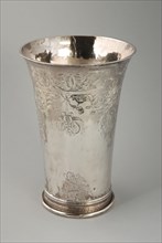 Silversmith: Laurens Andrieszoon, Silver cup, engraved with flower and rank ornaments and at the bottom three birds, cup