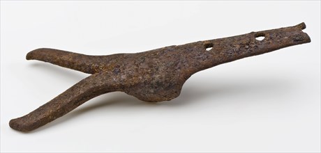Boat hook or hook with two slanting points, boat hook hook soil find iron metal, forged archeology Rotterdam rail tunnel