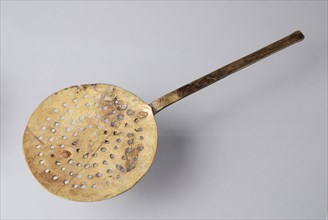 Skimmer with flat handle, made entirely of brass, skimmer kitchenware soil find brass metal, archeology Rotterdam railroads Soil