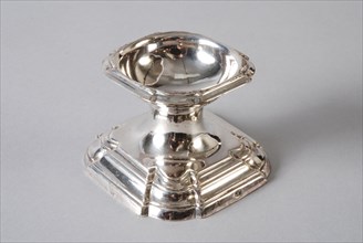Silversmith: Rudolph Sondag, Silver salt vessel on foot, salt barrel tableware holder silver, cast Small deep round bowl
