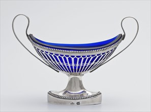 Silversmith: Gerardus Peeters, Boat-shaped salt barrel, silver holder with ears on foot, in it blue glass tray, salt vessel