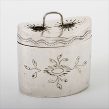 Silversmith: W.D. Zwaantjes, Silver lodger box with engraved decoration, loddereindoos box holder silver, engraved stitched