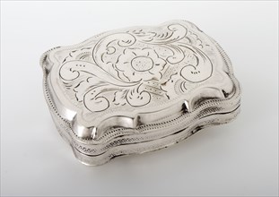 Silver elongated, scalloped pillbox, pillbox peppermint box box holder silver, forced engraved Rectangular patterned base