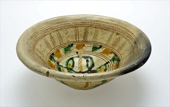 Sgraffito dish, bowl-shaped with yellow-green floral motifs, dish crockery holder soil find ceramic earthenware clay engobe